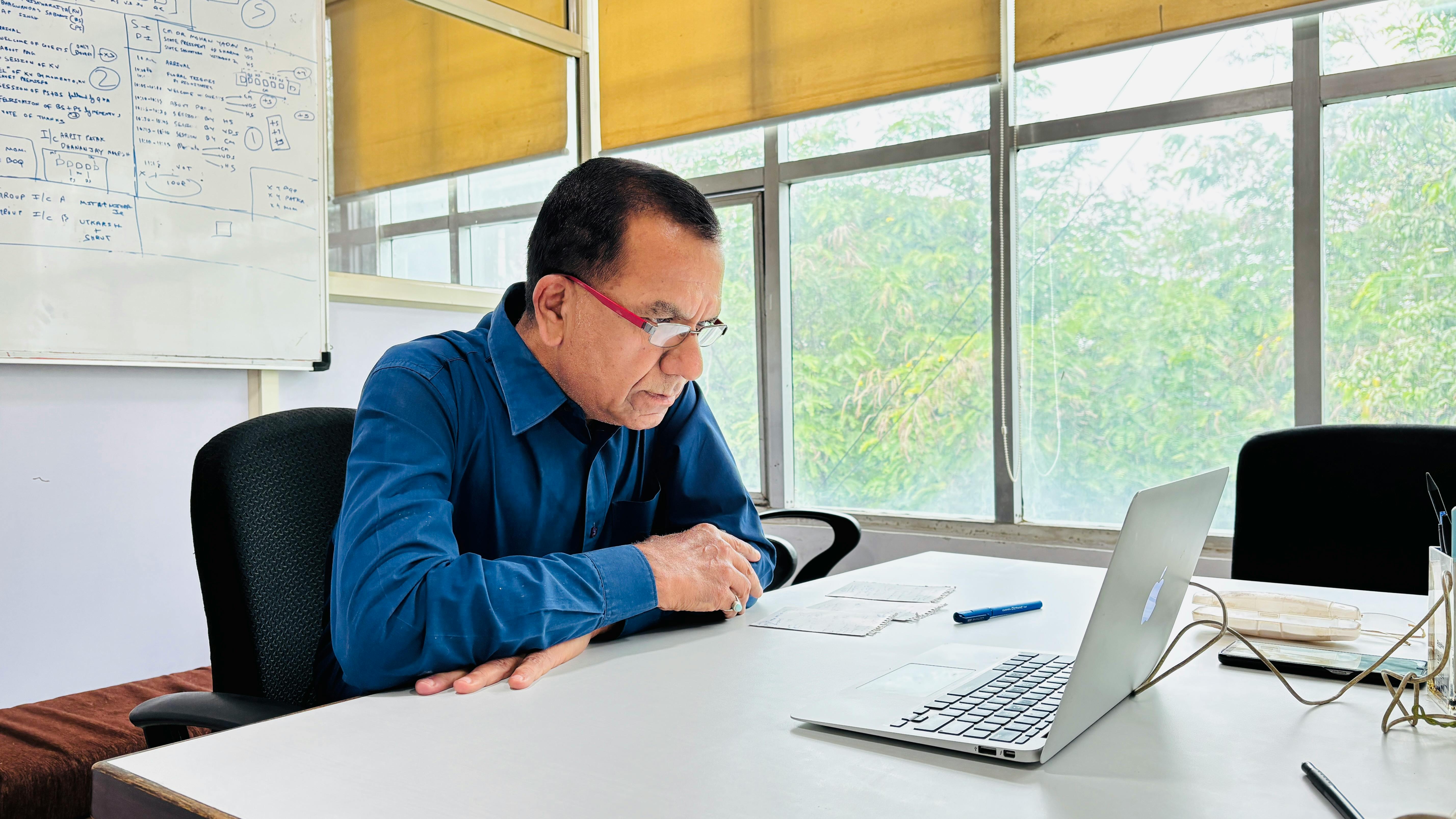 Professionista che lavora al computer